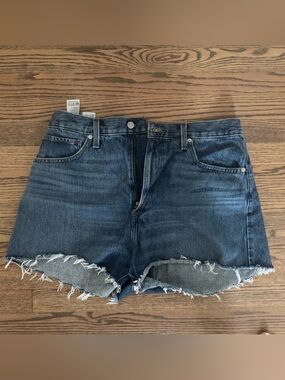 Levi High Waisted Mom shorts size 33